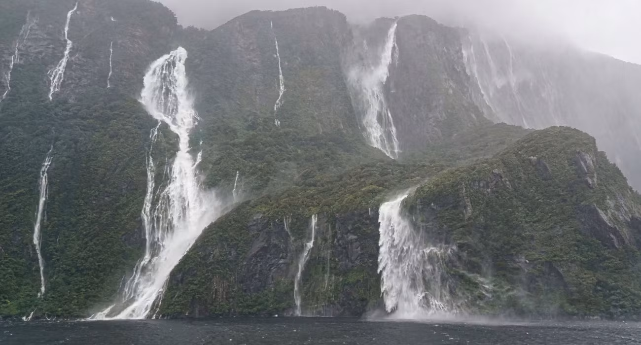 雨中的米佛峡湾,瀑布全部苏醒